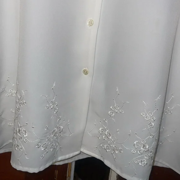 Christie & Jill Brand White with Embroidered Collar Blouse. Size 18 - Picture 2 of 6